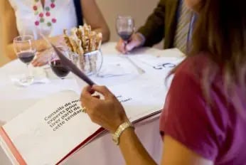 Une femme consulte le livre blanc imprimé