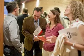Groupe de personnes qui rient lors de l'événement du lancement du livre blanc