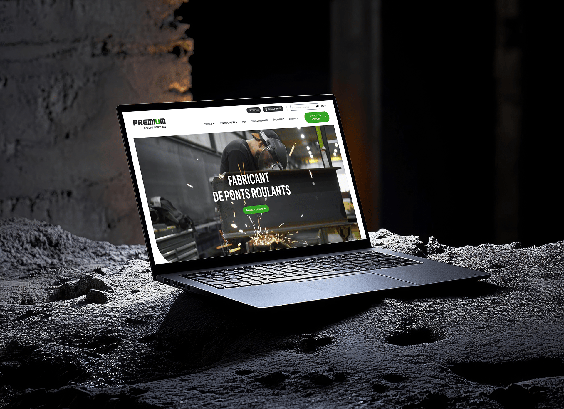 Laptop avec l'accueil du site web du Groupe Industriel Premium affiché.