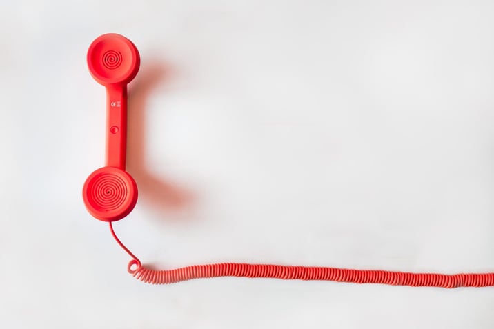 combiné de téléphone à fil rouge sur fond blanc
