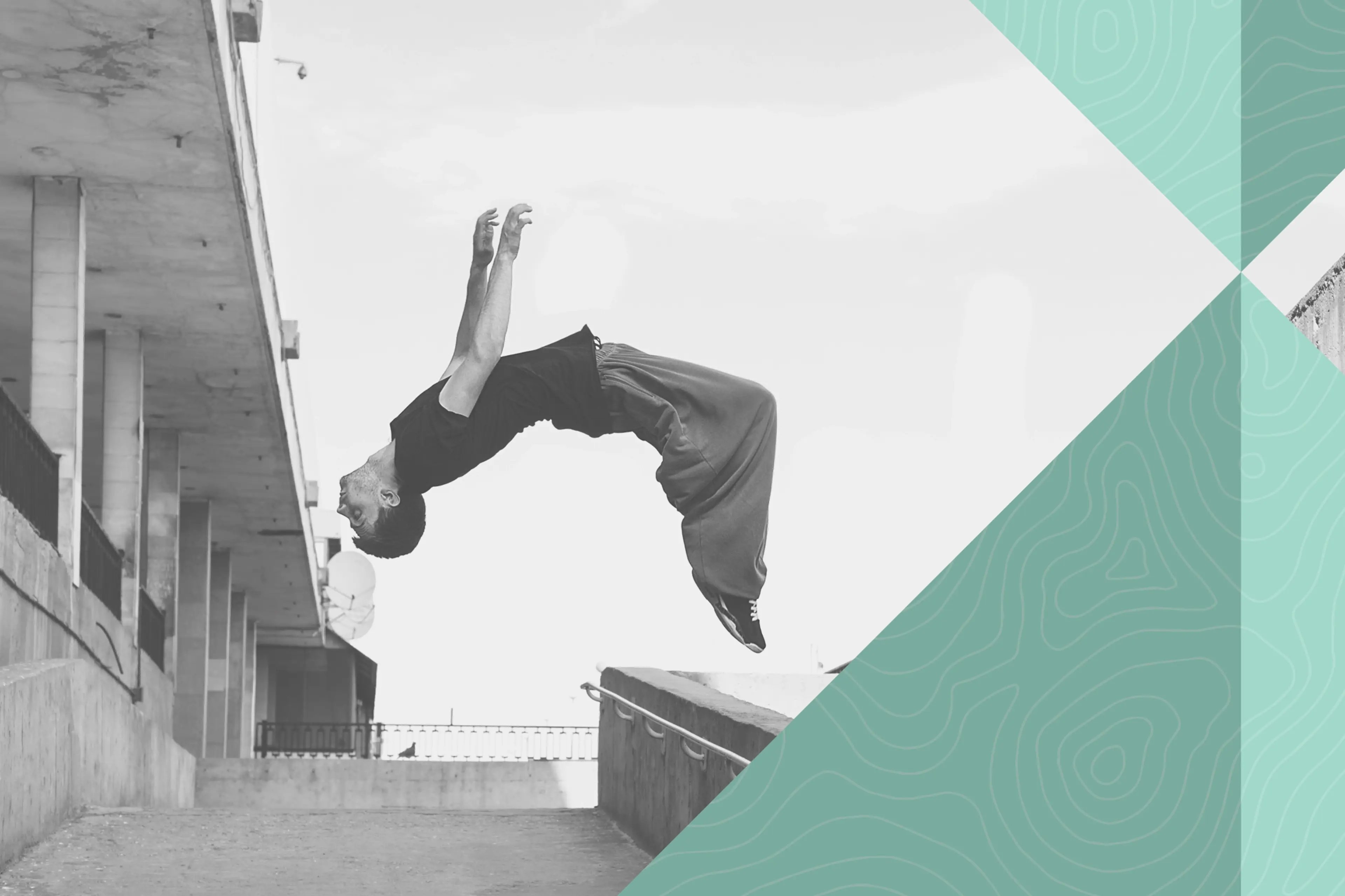 Photo en noir et blanc d'un homme faisant du parkour avec un saut dans les airs. En superposition, nous avons un élément graphique coloré, qui symbolise deux flèches qui se rencontre par leur sommet inspirant la précision.