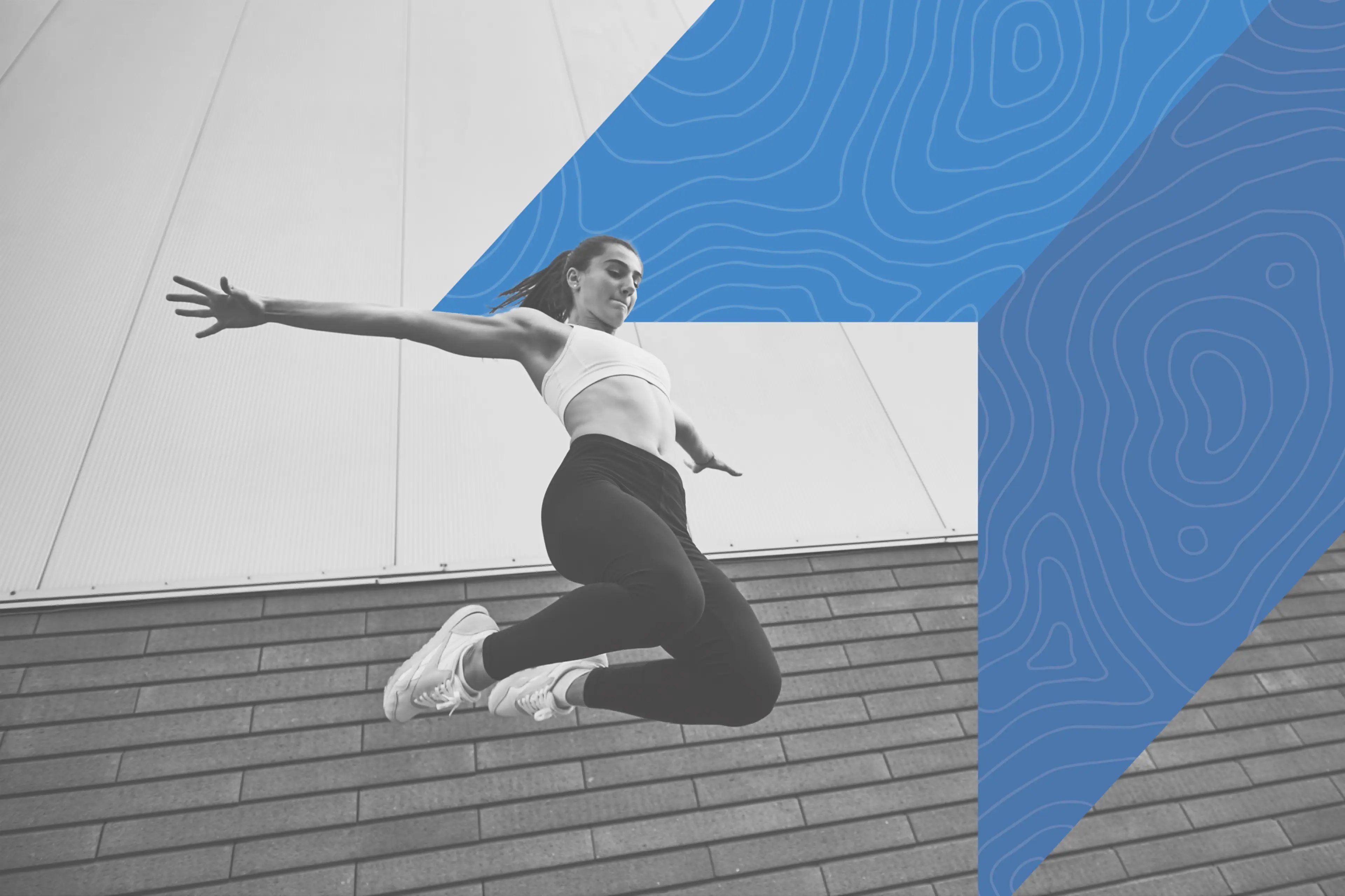 Photo en noir et blanc d'une jeune femme faisant du parkour. En superposition, nous avons un élément graphique coloré, qui symbolise une flèche visant toujours plus haut