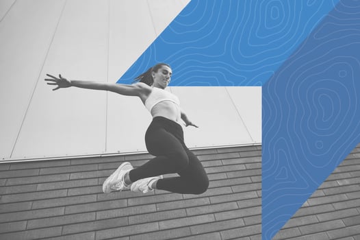 Photo en noir et blanc d'une jeune femme faisant du parkour. En superposition, nous avons un élément graphique coloré, qui symbolise une flèche visant toujours plus haut