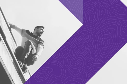 Photo en noir et blanc d'un homme faisant du parkour regardant au loin. En superposition, nous avons un élément graphique coloré, qui symbolise une flèche visant le futur