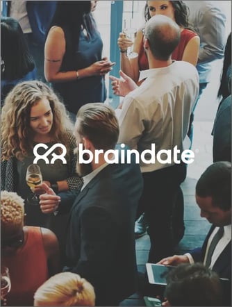 Logo de Braindate sur une image de groupe de personnes lors d'un événement réseautage
