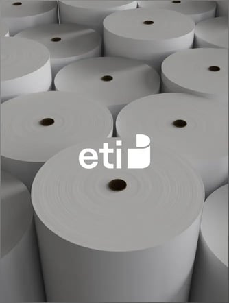 Logo ETI converting sur une image représentant des rouleaux de papier