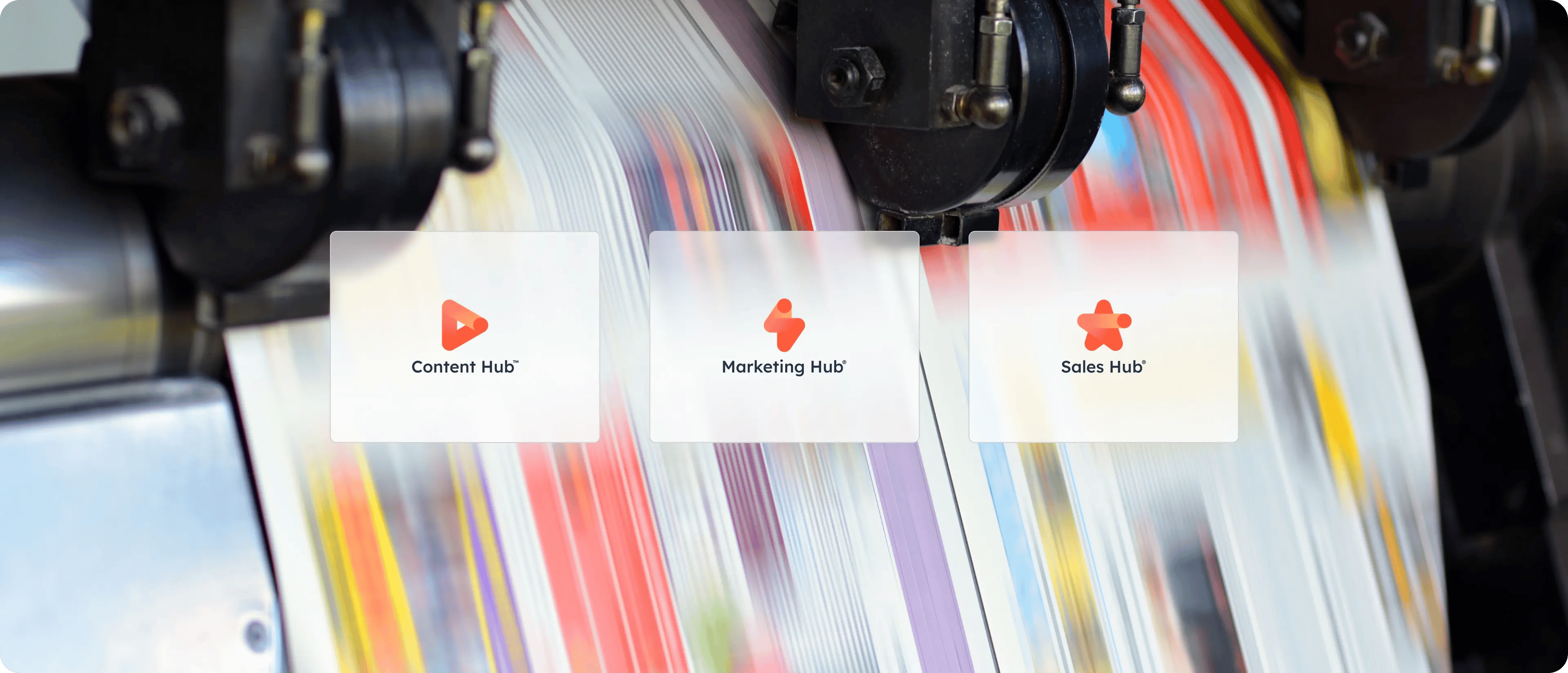 Trois icônes de hub de HubSpot : Content Hub, Marketing Hub et Sales Hub sont affichées sur un fond texturé d'impression