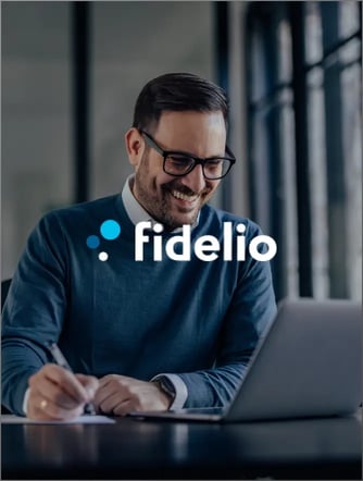Logo de Fidelio par dessus une image d'un homme professionnel devant son ordinateur de travail.