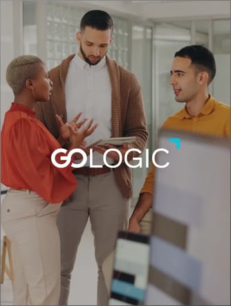 Logo de Gologic sur une image représentant trois professionnels discutent et échangent des idées dans un bureau moderne, avec des écrans numériques en arrière-plan.