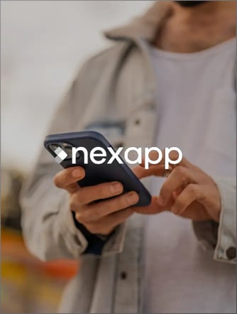 Logo de Nexapp sur une image d'une personne qui tient un téléphone