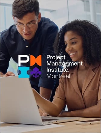 Deux professionnels collaborent sur un ordinateur portable à une table en bois, avec le logo de PMI Montreal bien en évidence.