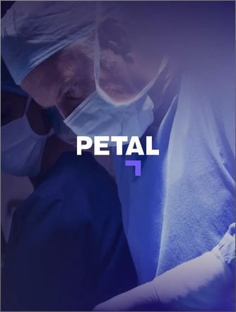Logo de Petal sur une image présentant deux professionnels de la santé en blouse et masque collaborent dans un environnement clinique, en mettant l'accent sur leurs mains et leurs instruments.