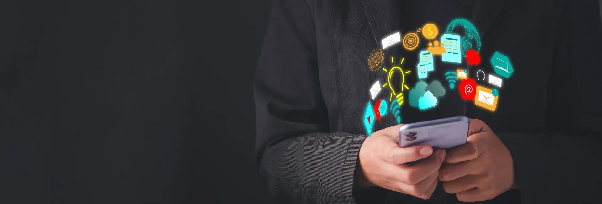 Une personne vêtue d'un costume noir tient un smartphone, d'où émanent des icônes numériques colorées représentant une stratégie de contenu multicanal.