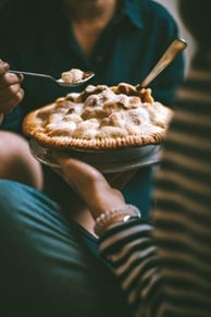 Personnes qui mangent de la tarte aux pommes avec une petite cuillère
