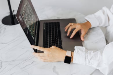 Mastering uncertainty with AI and high-performance strategies