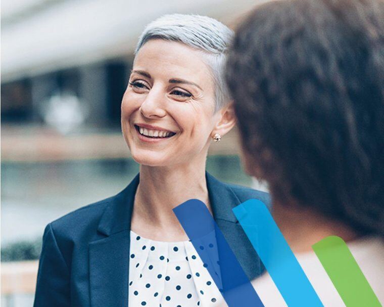 Portrait d'une femme souriante qui parlent avec d'autres.